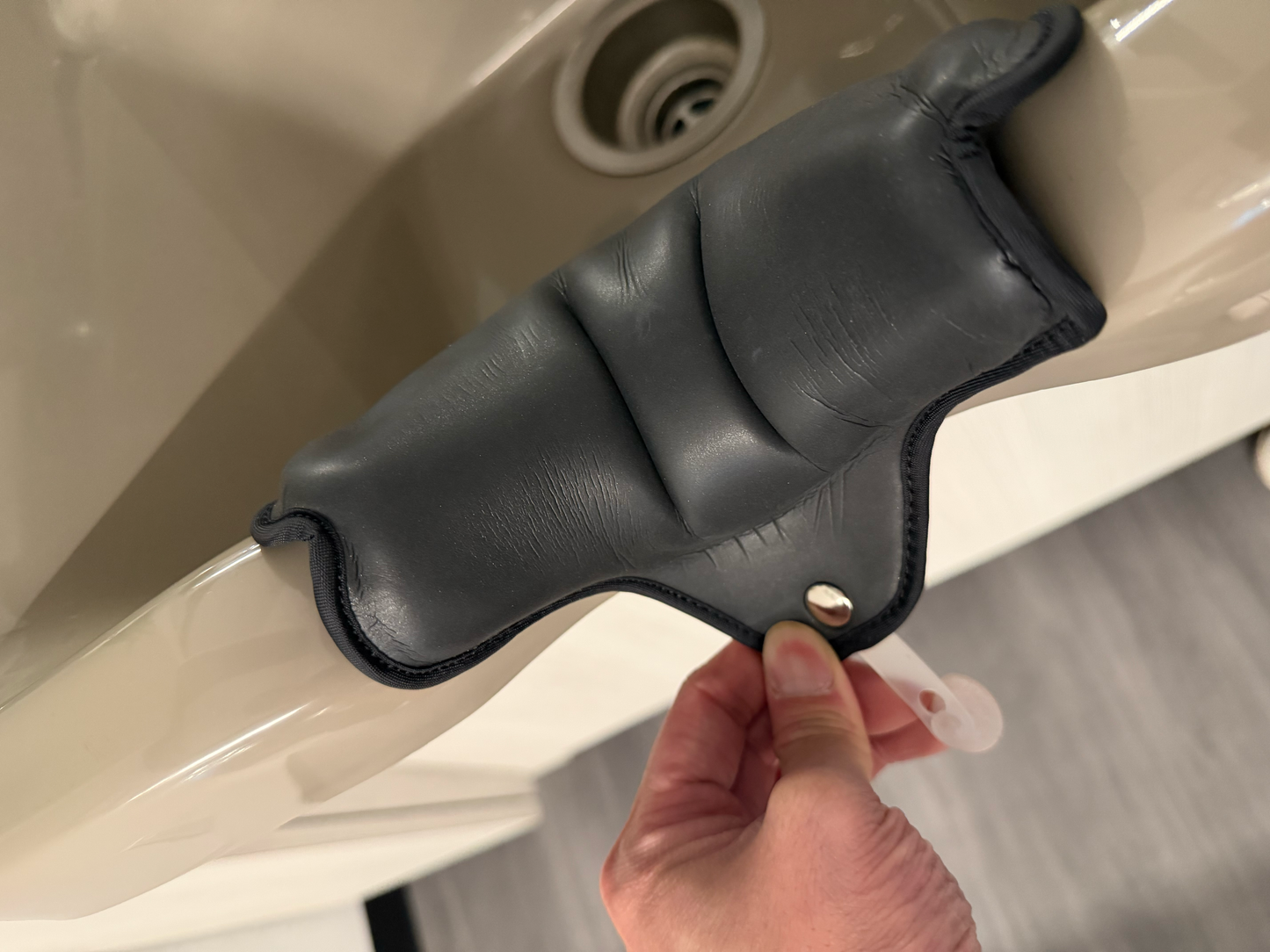 Luxurious Soft gel neck rest pad with suction cups (KF-NC)